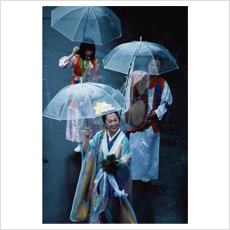 銅賞 「 雨中のチンドンマン 」 内藤 利夫