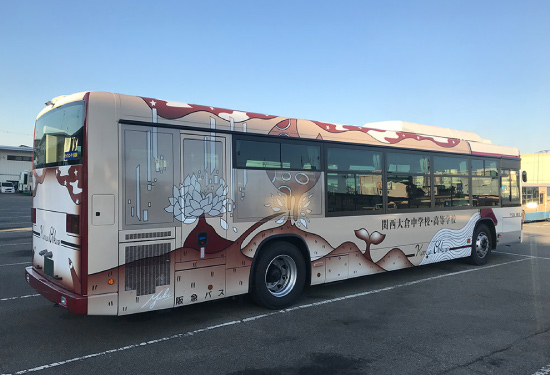 関西大倉学園様 バスラッピングの制作事例 | 堀内カラー